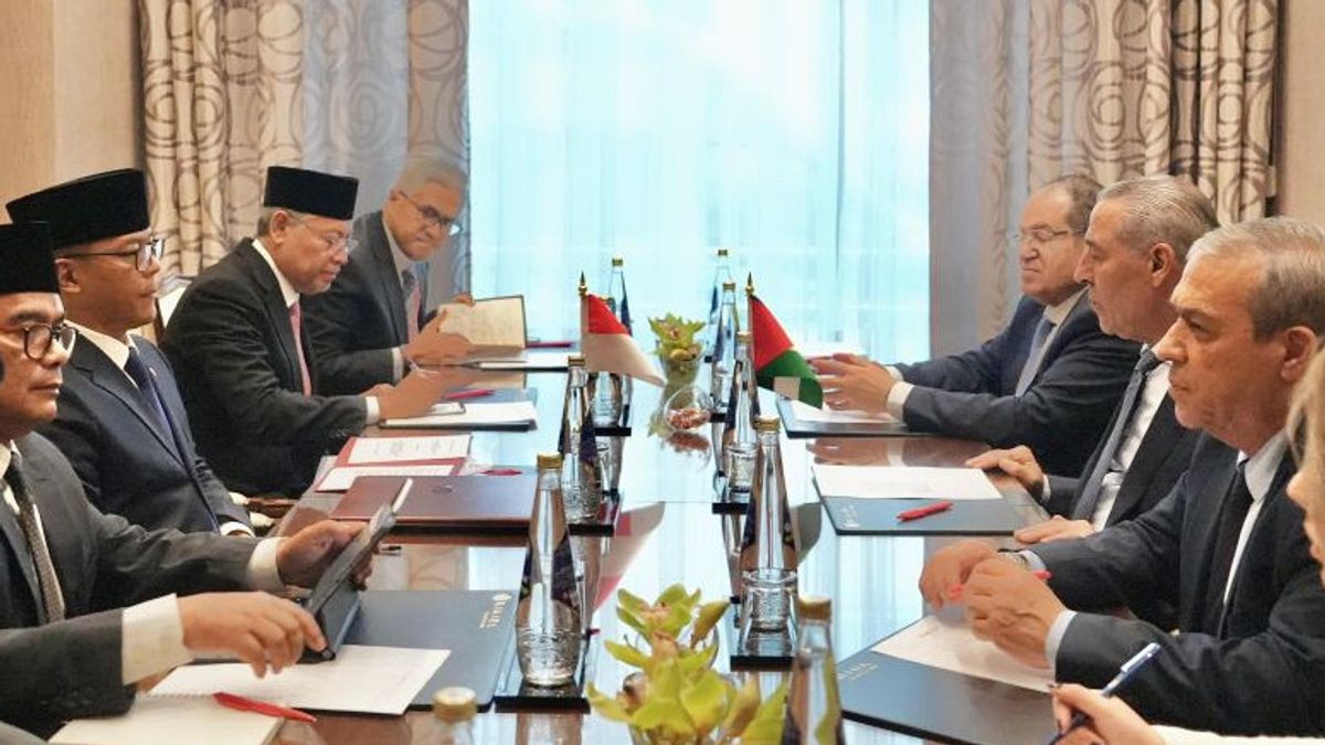 Sugiono meets with top PLO official at BRICS Plus Summit | Lobby