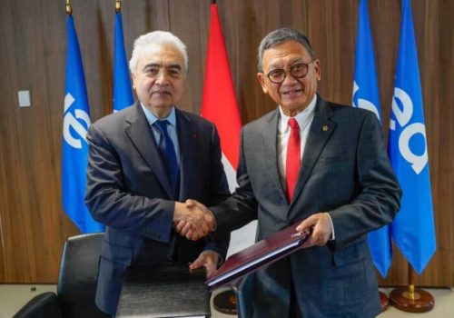 Menteri ESDM Arifin Tasrif menandatangani Joint Work Programme (JWP) 2024-2025 bersama Executive Director of International Energy Agency (IEA) Fatih Birol, di Kantor IEA Paris, baru-baru ini. (Foto : esdm.go.id)