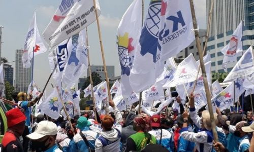 Demo KPSI image source: https://www.suara.com/news/2021/05/26/180316/22-juta-buruh-kspi-ancam-bakal-boikot-indomaret