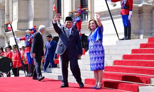 Dina Boluarte with Prabowo image source: https://www.merdeka.com/peristiwa/prabowo-temui-presiden-peru-dina-boluarte-disambut-upacara-kehormatan-236264-mvk.html