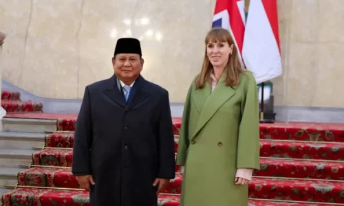 Prabowo Subianto & Wakil PM Inggris image source: https://www.ayoindonesia.com/news/0113999502/prabowo-dan-wakil-pm-inggris-bergurau-soal-kucing-peliharaan