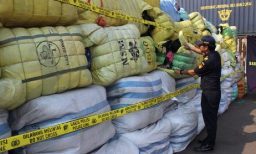illegal textile imports. image source: https://legacynews.id/maraknya-barang-impor-yang-membanjiri-pasar-domestik/